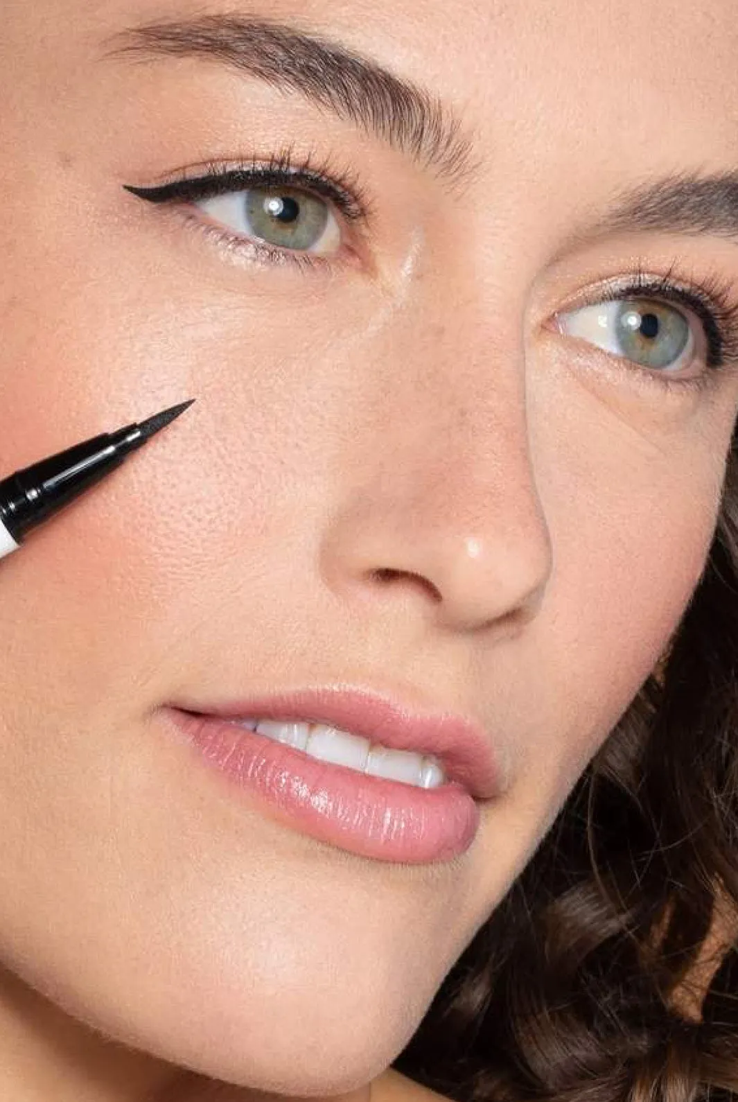 Clean line liquid liner
